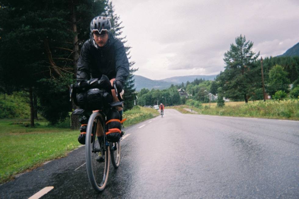 GOD PAKKET SYKKEL: Her ser du en syklist som har utnyttet sykkelens muligheter godt, med styreveske og sidevesker foran. Foto: Sveinung Gjessing