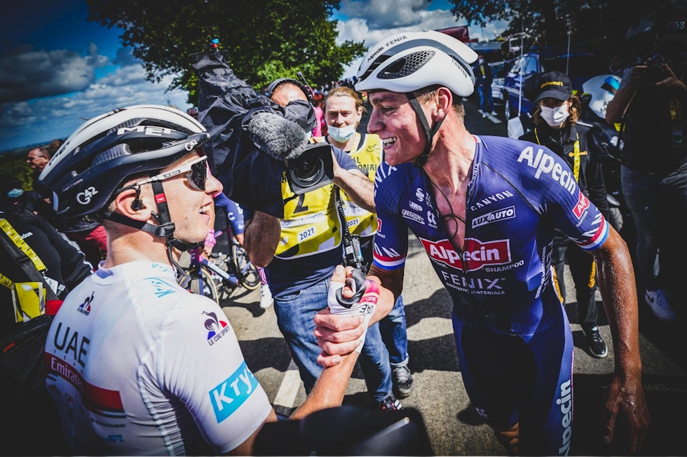 HERJER: Mathieu van der Poel (t.v) tok en eksepsjonell seier på dagens etappe. Her gratuleres han av Tadej Pogacar, fjorårsvinneren som ser minst like sprek ut i år. Foto: Cor Vos. Shimano-Dura-Ace-12-3-2