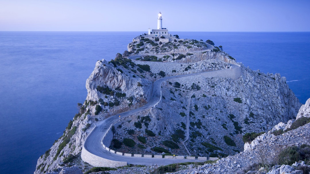 GOD NATT: Verdens vakreste blindvei, Cap Formentor, like før solen går ned. Foto: tomtom.