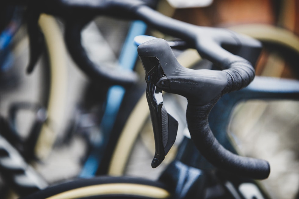 STØRRE: De nye gir-og bremsehendlene er vesentlig større enn nåværende generasjon. Det kan vi likke for trygghetens del. Shimano-Dura-Ace-12-14