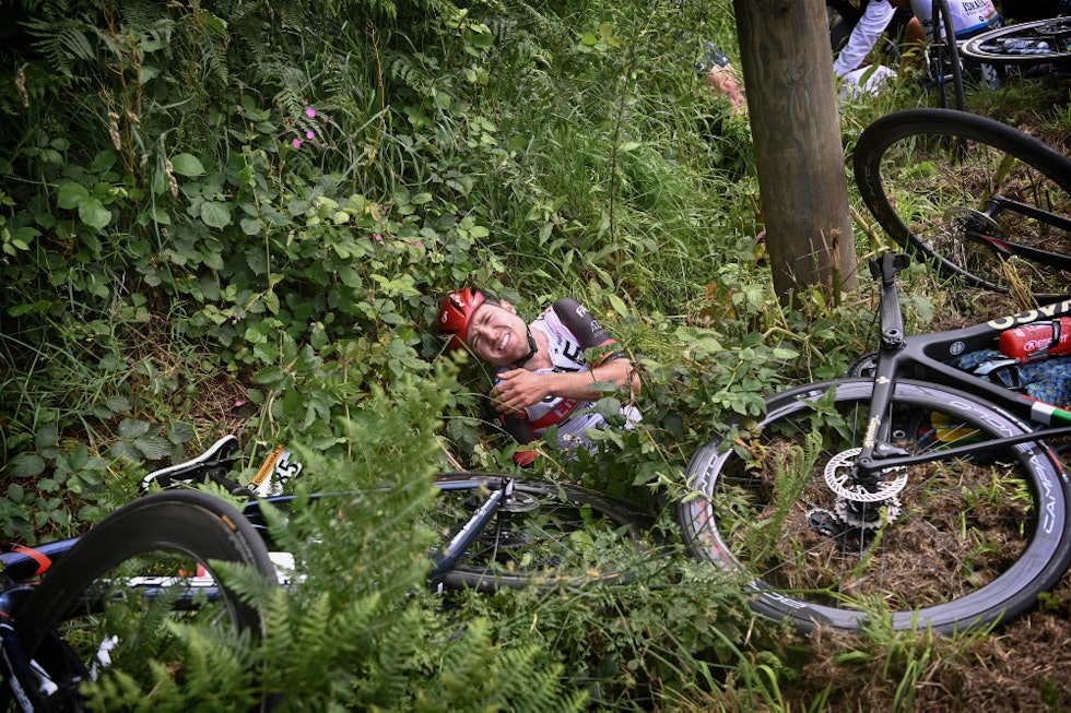 I BAKKEN: En av fjorårets største sensasjoner i Tour de France, Marc Hirschi, fikk skulderen ut av ledd på lørdagens etappe. Foto: Cor Vos marc hirschi, velt, tour de france, landerneau