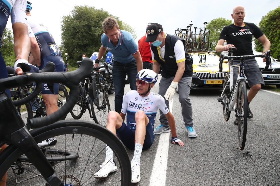 VOLDSOMT VELT: Chris Froome ble sittende lenge på asfalten, før han kjempet seg til mål. Foto: Cor Vos chris froome, tour de france, velt landerneau