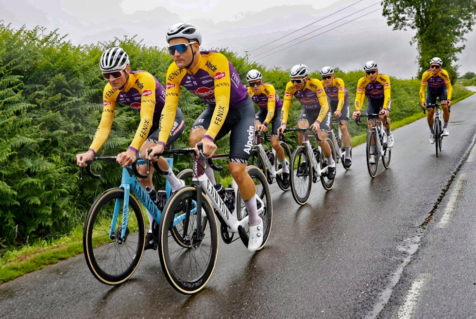 UTE OG TRILLET: Fredag var Van der Poel og Alpecin-Fenix ute og rekognoserte åpningsetappen i Tour de France. Foto: Cor Vos mathieu van der poel tour de france 2021