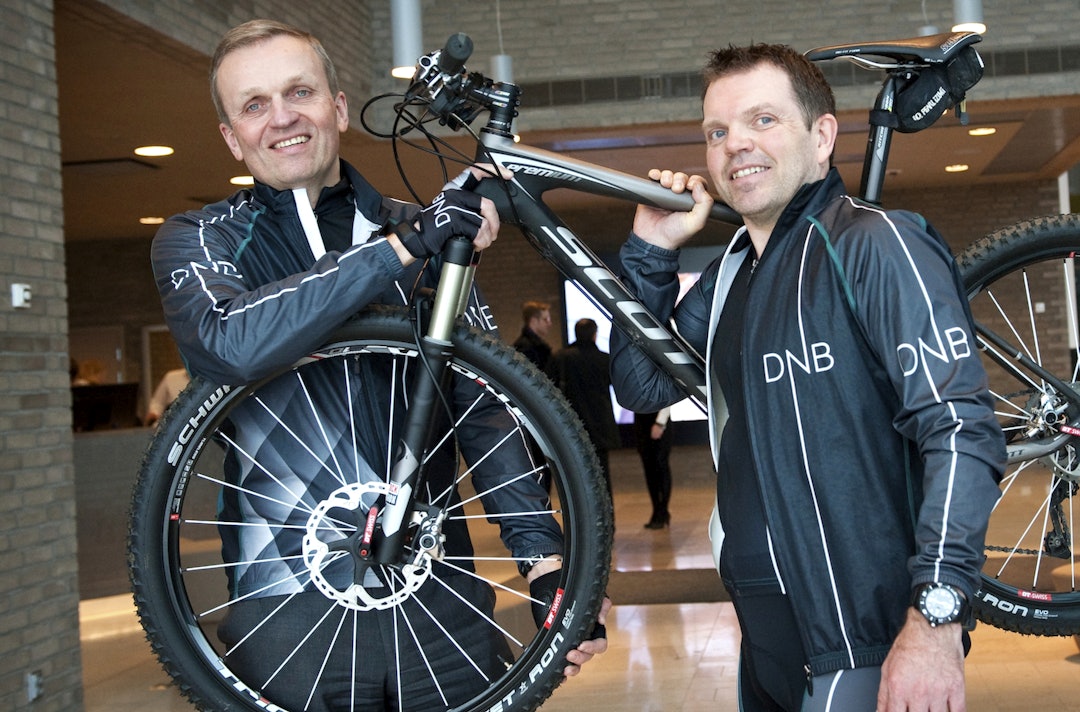 Bård Strauman (til høyre) har fått med seg bankens CFO Bjørn Erik Næss på laget for å bygge en tradisjon for sykkel og Styrkeprøven i DNB. Foto: Stig Fiksdal Bjørn Eik Næss_Bård Strauman- DNB 2013 Foto Stig Fiksdal 1400x924