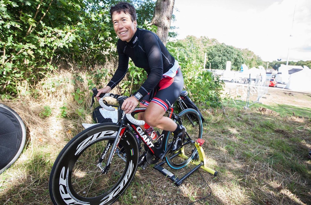 Camilla Hott varmer opp. Foto: UCI World Cycling Tour Camilla Hott - UCI Aalborg 1400x924