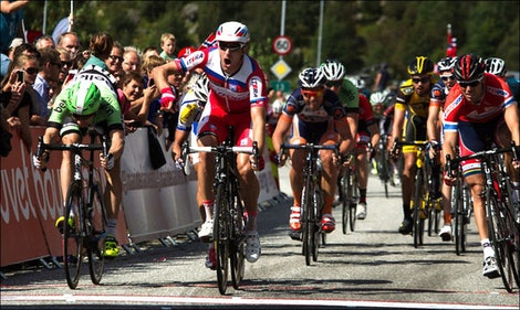 SNØT THOR FOR SEIEREN: Alexander Kristoff passerte Thor Hushovd på de siste meterne, akkurat som på bildet, fra Tour de Fjords 2013. Foto: Henrik Alpers KRISTOFFS-FREKKIS_crop_660