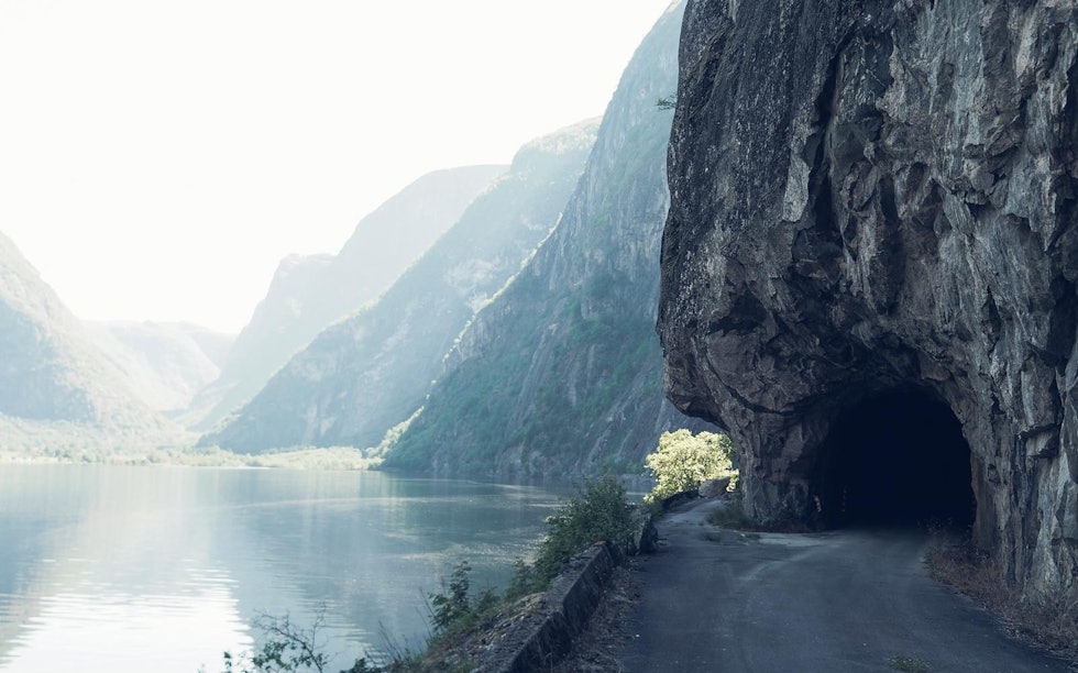 VILlT OG VAKKERT: Veien langs Eidfjordvatnet og innover Måbødalen er vakker, vill og forfallen.