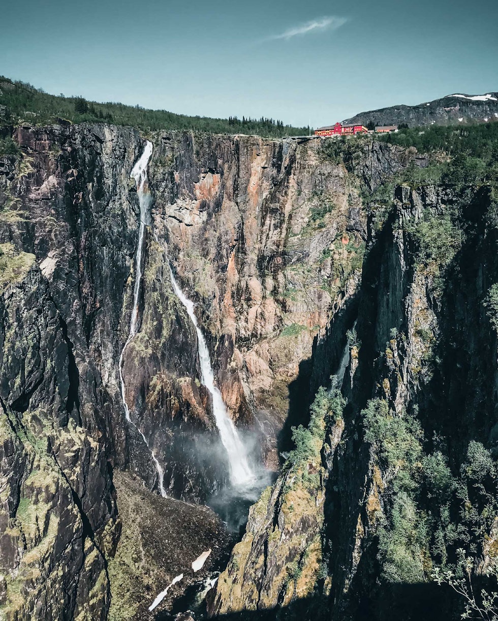 VILT SKUE: Med loddrett fall på 145 meter er Vøringsfossen en av Norges største turistattraksjoner, og målet for mange som reiser gjennom Måbødalen. Fossli hotell soler seg på pynten.