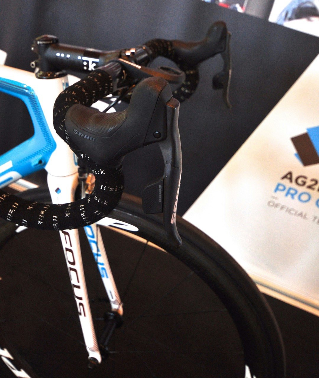 HENDLER: SRAM Red E-tap-hendlene er slanke og fine. Et trykk på høyre spak flytter bakgiret til høyre, et trykk på venstre hendel flytter bakgiret til venstre. Trykk på begge for å gire på kranken. HENDLER: SRAM Red E-tap-hendlene er slanke og fine. Et trykk på høyre spak flytter bakgiret til høyre, et trykk på venstre hendel flytter bakgiret til venstre. Trykk på begge for å gire på kranken.