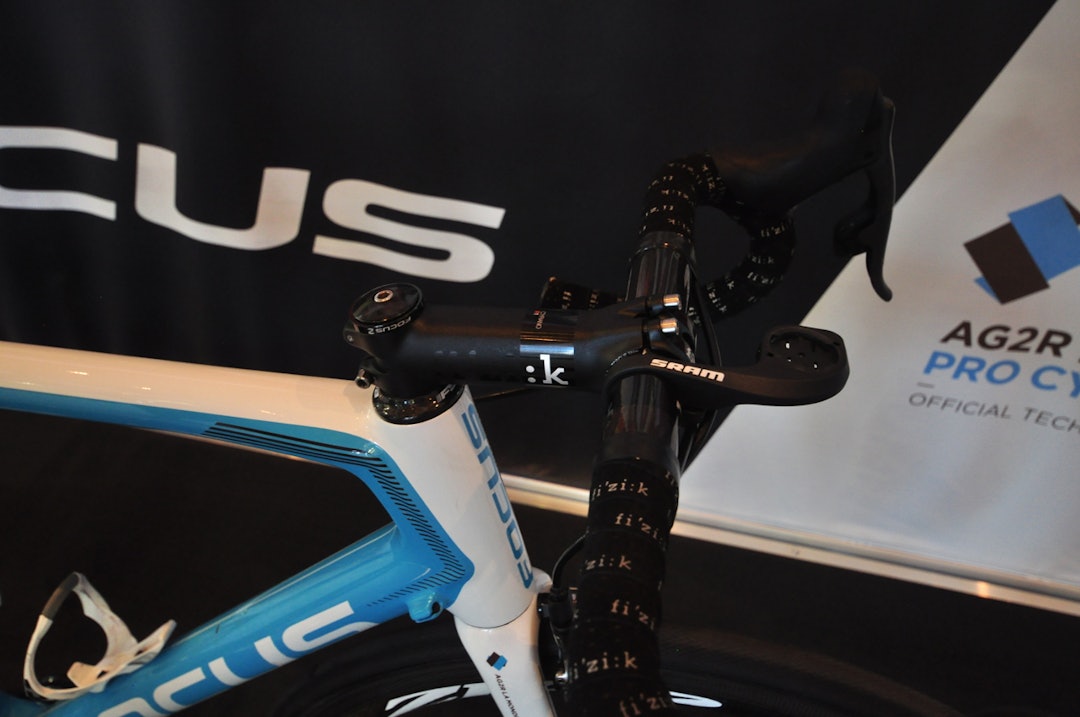 PASSE LANG: 120 mm stem er nærmest uhørt i proffverdenen. Dette er jo samme lengde som oss glade amatører bruker. Garminfeste er på plass. PASSE LANG: 120 mm stem er nærmest uhørt i proffverdenen. Dette er jo samme lengde som oss glade amatører bruker. Garminfeste er på plass.