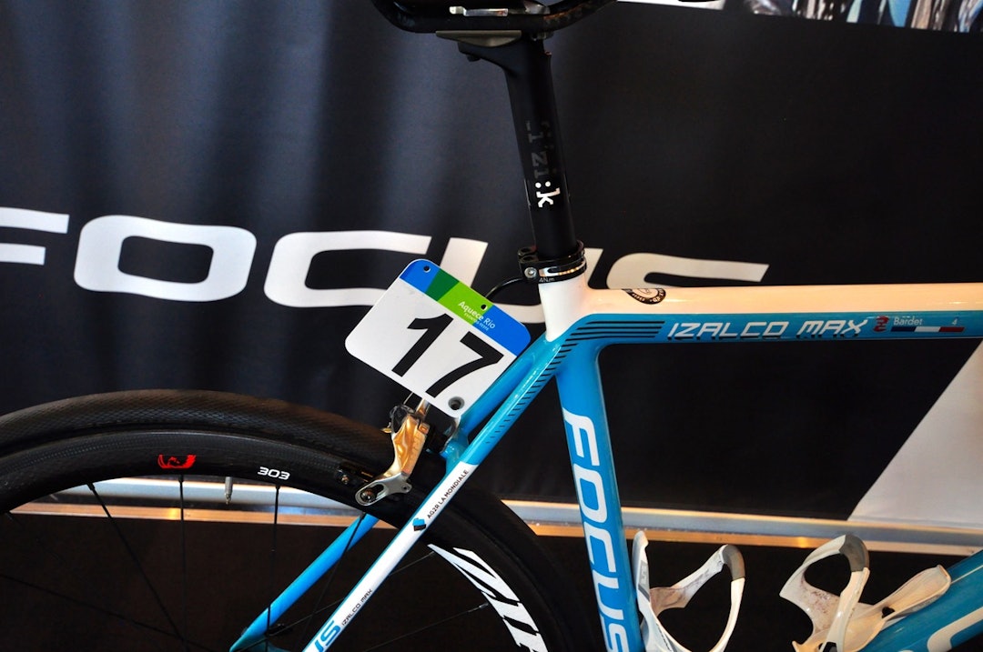 LODD: AG2R-mekanikeren har garantert måttet gjøre noen grep for å få sykkelen opp til lovlig vekt. En setepinne i aluminium er en av stedene vekt er lagt på i forhold til standard-modellen av Izalco Max Team. LODD: AG2R-mekanikeren har garantert måttet gjøre noen grep for å få sykkelen opp til lovlig vekt. En setepinne i aluminium er en av stedene vekt er lagt på i forhold til standard-modellen av Izalco Max Team.