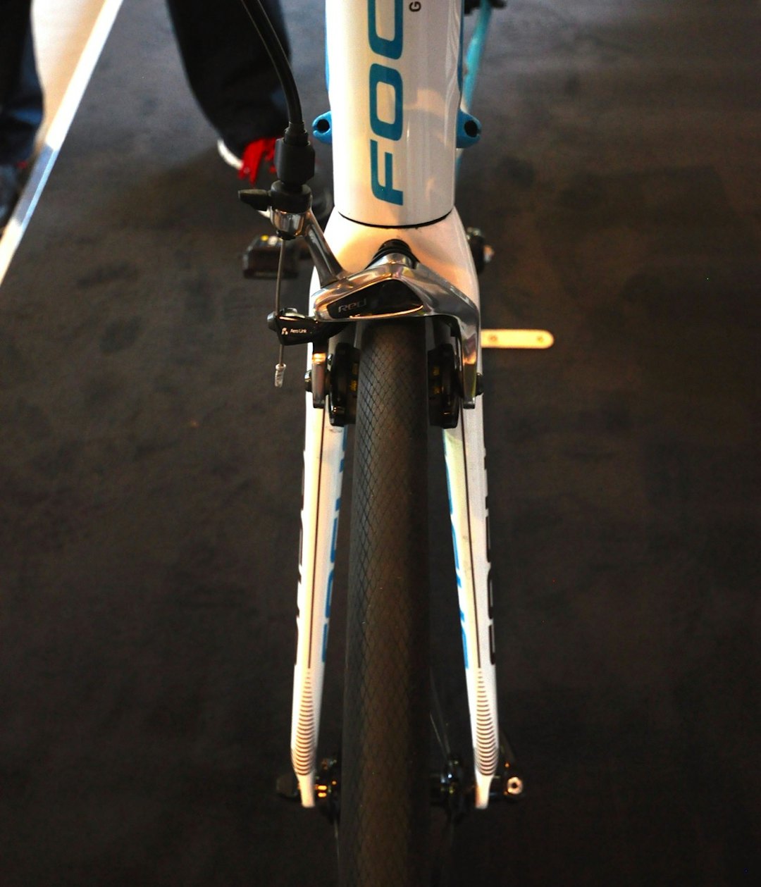 BREIE DEKK: 28 mm dekk var tidligere forbeholdt Paris-Roubaix og knapt det. Nå, etter inntog av breiere felger og forskning som viser at breie dekk ruller best, helt vanlig i proff-feltet. BREIE DEKK: 28 mm dekk var tidligere forbeholdt Paris-Roubaix og knapt det. Nå, etter inntog av breiere felger og forskning som viser at breie dekk ruller best, helt vanlig i proff-feltet.