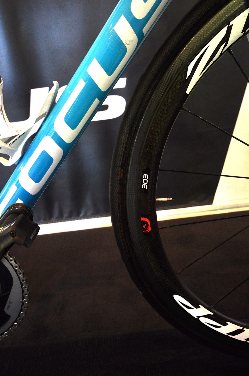 KAMUFLERT: Bardets sykkel er satt opp med Schwalbe The One dekk. Noe laget åpenbart ikke ønsker å vise alt for tydelig. Schwalbe er likevel listet som en av lagets leverandører. KAMUFLERT: Bardets sykkel er satt opp med Schwalbe The One dekk. Noe laget åpenbart ikke ønsker å vise alt for tydelig. Schwalbe er likevel listet som en av lagets leverandører.