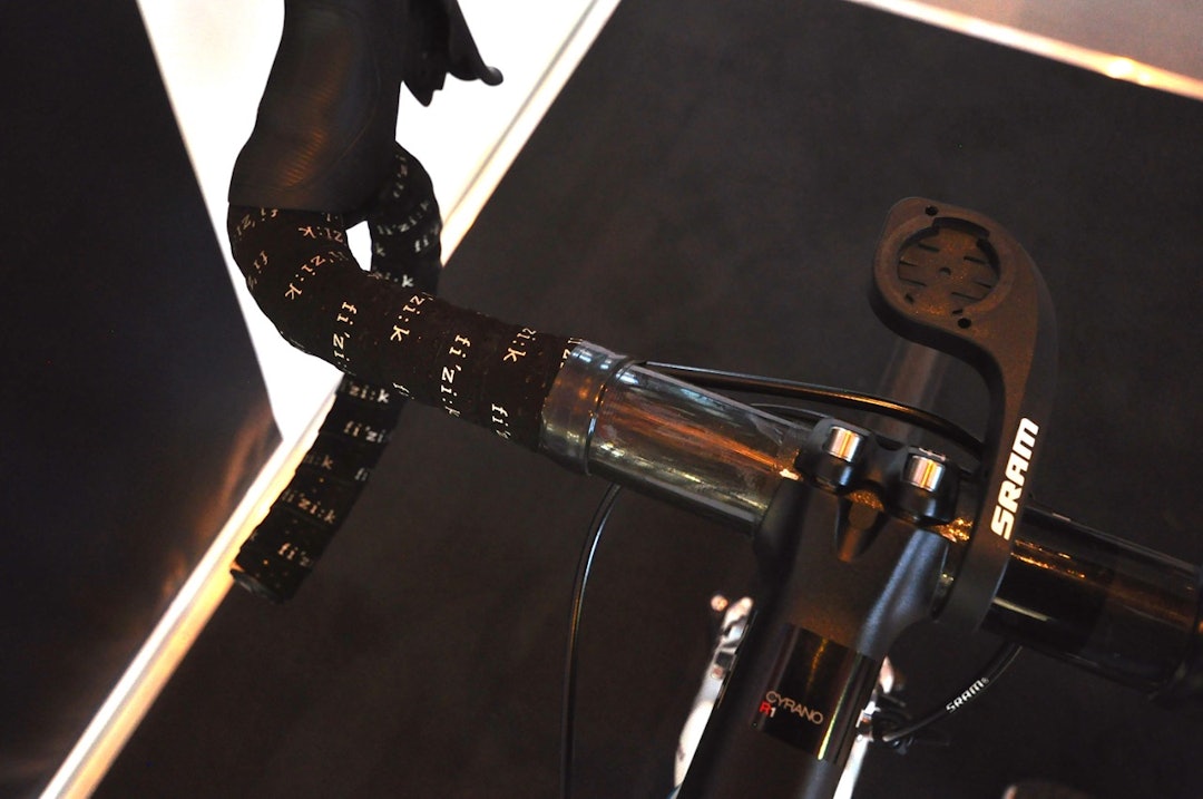 KARBONSTYRE: Mange av proffene kjører med alu-styrer for å legge på vekt, samt ha mindre risiko for styrebrudd i en velt. Bardet sykler med Fizik-styre i karbon. KARBONSTYRE: Mange av proffene kjører med alu-styrer for å legge på vekt, samt ha mindre risiko for styrebrudd i en velt. Bardet sykler med Fizik-styre i karbon.