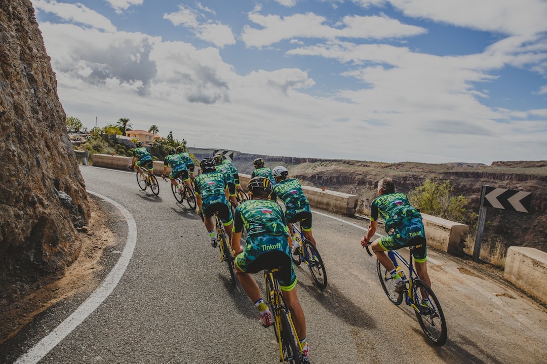 HODELØS: Lagets eksentriske eier Oleg Tinkov trives best uten hjelm. Foto: Tinkoff-Saxo. HODELØS: Lagets eksentriske eier Oleg Tinkov trives best uten hjelm. Foto: Tinkoff-Saxo.