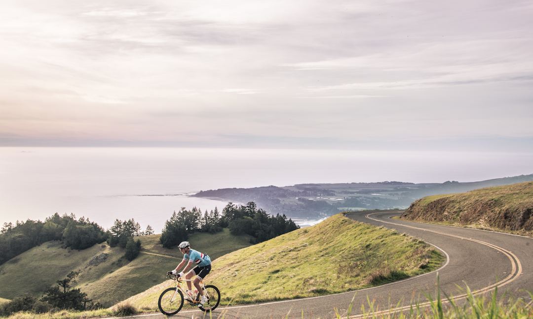 UTSIKT: Dave Pugh nyter utsikten over Stillehavet, fra en høyde like bak San Francisco. Foto: Henrik Alpers. UTSIKT: Dave Pugh nyter utsikten over Stillehavet, fra en høyde like bak San Francisco. Foto: Henrik Alpers.