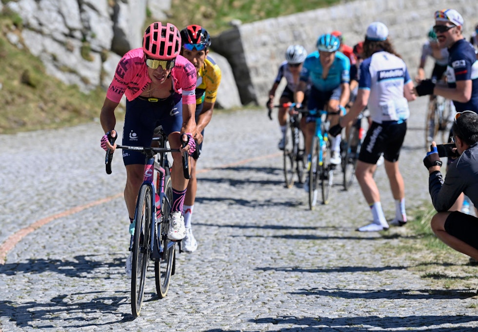 PÅ OFFENSIVEN: Uran viste styrke i Tour de Suisse, hvor han la mye press på Carapaz. Foto: Cor Vos rigoberto uran tour de france favoritter