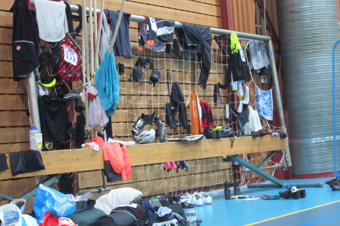 VÅTT: Det ble etter hvert krevende å få klærne tørre mellom hver etappe. Selv om gymsaler er utstyrt med apparater som egner seg godt som tørkestativ, blir lufta i salen så fuktig at ting ikke tørker. Foto: Kent Murdoch Valhalla Sjåk clothes 1400x933