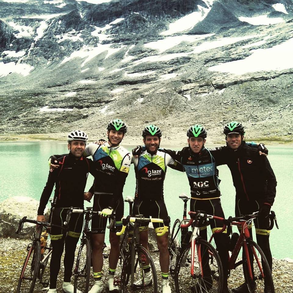 GRANDFONDOTEAMET etter fjerde etappe, som endte på Strynefjellet bare en halvtime før sommerens store uvær på Vestlandet satte inn. Foto: Privat Charles Wallert - Zeger Rijs - Ingo Douwma - Bob van den Hengel - Boy Papendorp - Strynefjellet - Privat