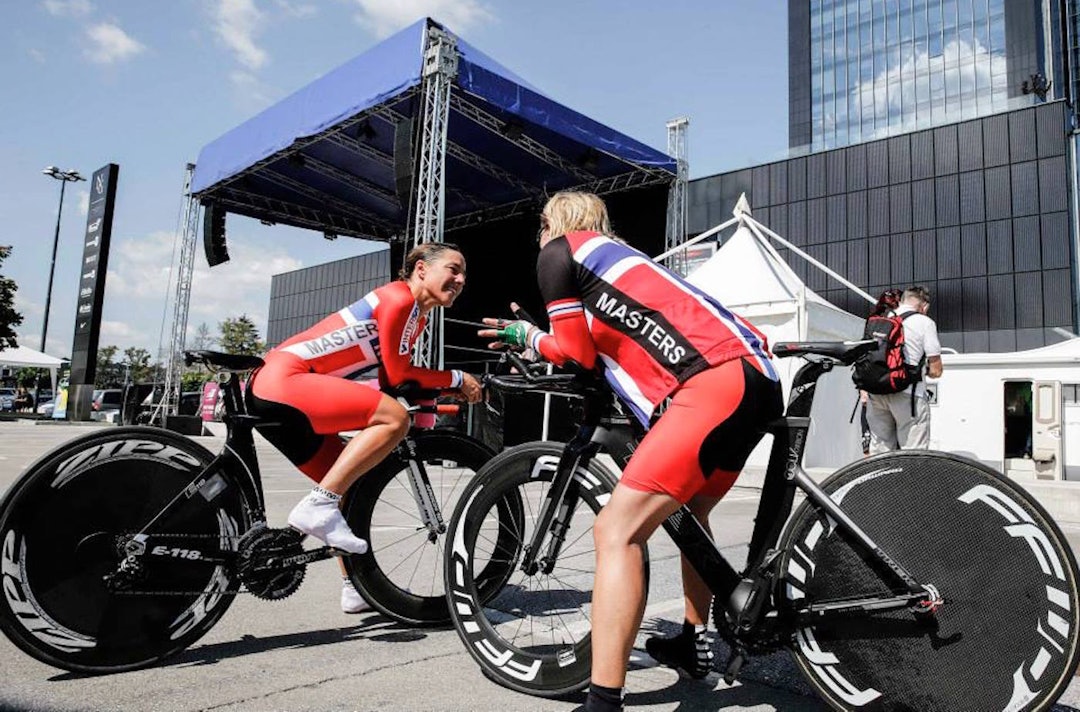 Kristin Falck (til venstre) vant fellesstarten i Masters-VM 2014. Her sammen med Trine Hanssen, som vant temporittet i sin klasse. Foto: Privat Kristin Falck - Trine Hansen - VM Master 2014 - UCI