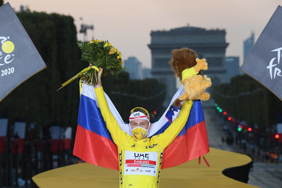 På toppen av podiet på Champs-Élysées i oktober 2020, Tadej Pogacar med munnbind. Tadej Pogacar