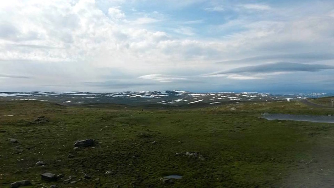 Hardangervidda er en opplevelse uansett vær. I år var det oppholdsvær og varm vind. Foto: Anita Skarpenes Hardangervidda - Voss-Geilo 2015 Foto Anita Skarpenes 1400x