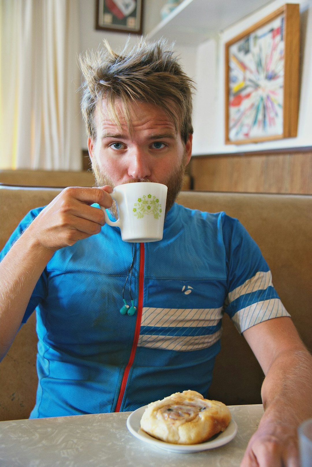 Et sjeldent bilde av fotografen som nyter dagens kanelbolle og kaffekopp uten å måtte bekymre seg for kaloriinntaket Et sjeldent bilde av fotografen som nyter dagens kanelbolle og kaffekopp uten å måtte bekymre seg for kaloriinntaket
