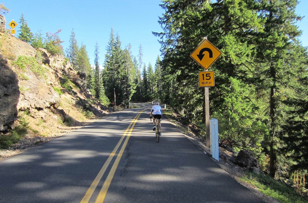 KLATREMUS: Highway 242 snirkler seg oppover mot øst. Foto: Kent Murdoch switchback 1400x924