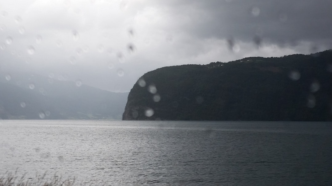 TRANSPORTETAPPEN fra Strynefjellet til Sandane i Gloppen var en søkkvåt opplevelse der de færreste tok seg tid til å nyte utsikten. Foto: Kent Murdoch Dreary rain - Murdoch 1400x788