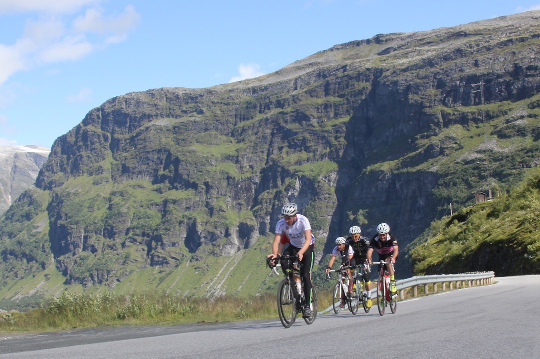 LYKKE: På vei opp fra Geiranger, i Nibberittets trasé, var det sol og sommer for en stakket stund. Foto: Ingeborg Scheve Scenic climb 1400x933