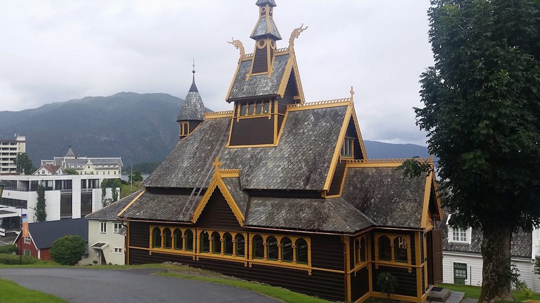 HVORDAN landet denne stavkirka her? Balestrand imponerer. Foto: Kent Murdoch Balestrand malplassert Kent Murdoch 1400x788