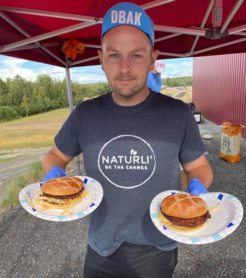 BURGERMESTER: Kenneth Johansen var både sportslig ansvarlig og burgerkokk på Høstfesten i Follo søndag. Foto: Erik Ramstad Høstfesten i Follo 2020