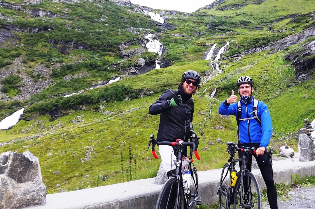 FOSSEFALL, vill og vakker vestlandsnatur imponerer, og på andre etappe i Viking Tour hadde deltakerne mulighet til å sykle Nibberitt-løypa i ro og mak på vei ned fra målgang på Dalsnibba. Foto: Kent Murdoch waterfalls Murdoch 1400x933