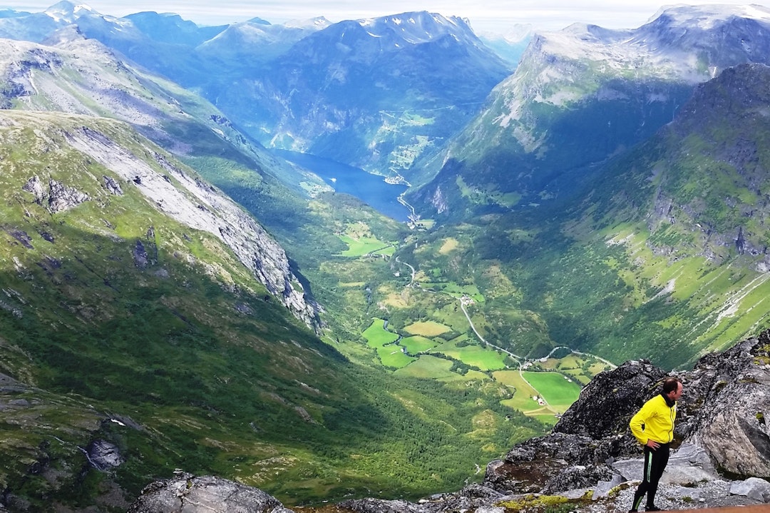 UTSIKTEN mot Geiranger er upåklagelig, og dagens solgløtt gjorde underverker for stemningen etter gårsdagens fuktige reise fra Beitostølen til Juvass, Lom og Skjåk. Foto: Kent Murdoch Geiranger view Murdoch 1400x933