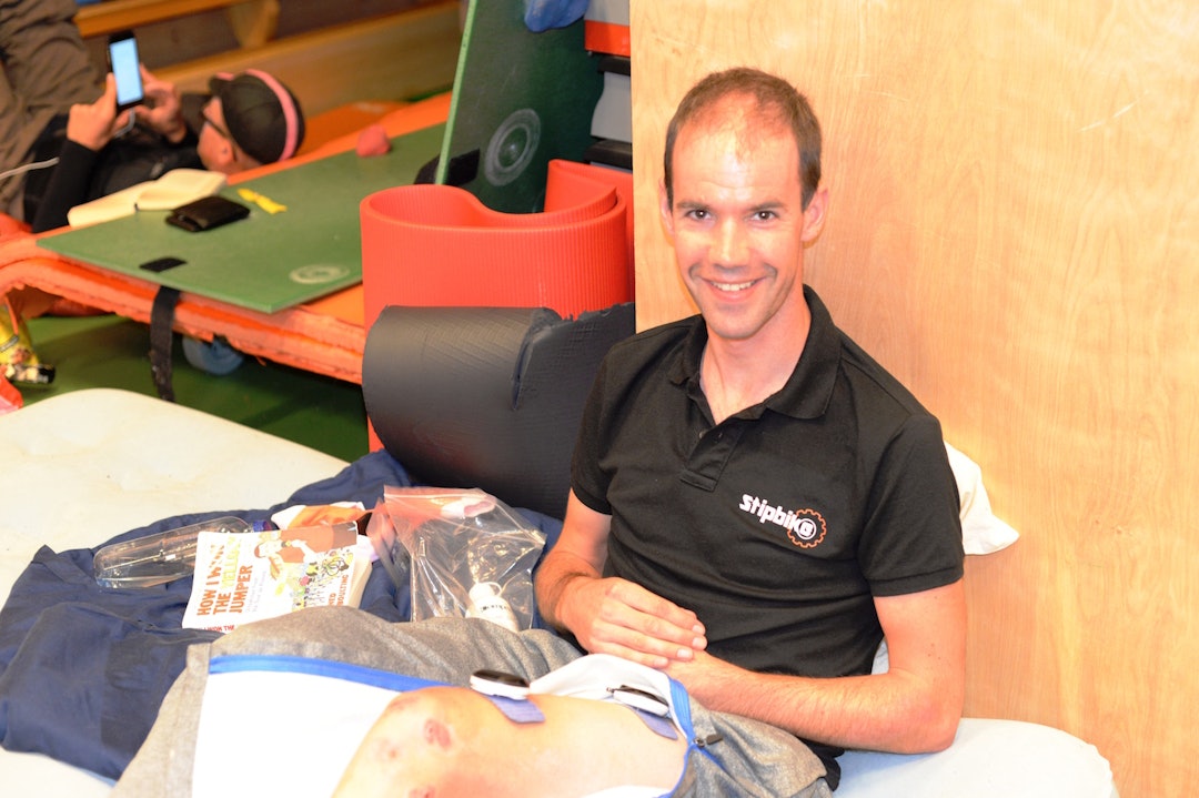 VINNER av Viking Tour etappe 2 Jernst Templaar fra Belgia skusler ikke med restitusjonen. Massasje med Compex er fast rutine etter tøffe rittt, og dagens etappe var ikke noe unntak. Foto: Kent Murdoch Jernst Templaar - Kent Murdoch 1400x933