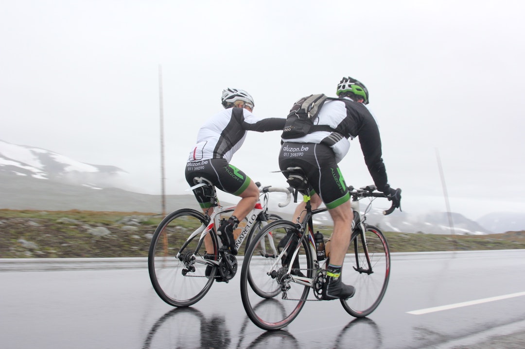 FJELLHEIMEN: Jotunheimen gjemte seg delvis i skodde og regn, da de belgiske rytterne i Viking Tour kjørte over Valdresflyet. Foto: Ingeborg Scheve Belgians rear - Valdresflyet - Scheve 1400x933