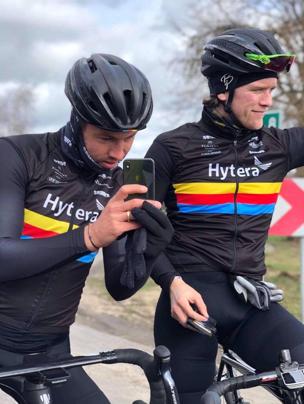 NOTATER: Hjelperytterne Stian Mjølnerød-Lie (til venstre) og Thomas Enæs tar bilder fra VM-løypa under studieturen til Polen mars. Foto Martin Strand NOTATER: Hjelperytterne Stian Mjølnerød-Lie (til venstre) og Thomas Enæs tar bilder fra VM-løypa under studieturen til Polen mars. Foto Martin Strand