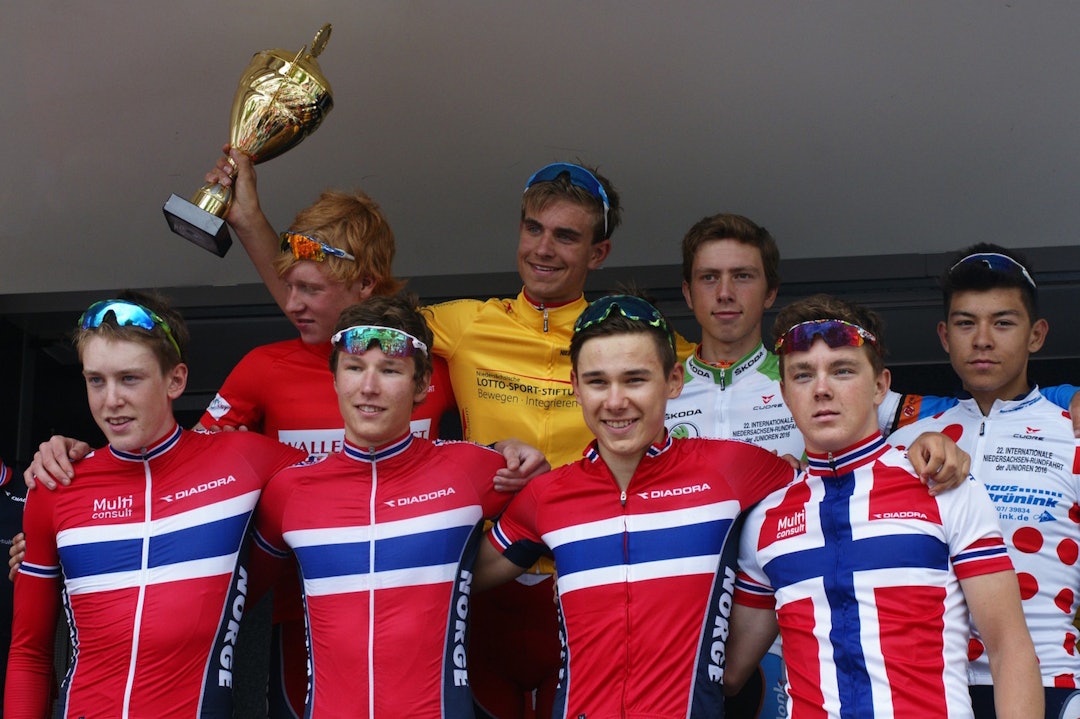 GULLGUTTER: Foran fra venstre: Iver Skaarseth, Håkon Lunder Aalrust, Ludvik Aspelund Holstad, Joakim Kjemhus. Bak: Andreas Leknessund (rød ungdomstrøye) og Iver Knotten (gul ledertrøye). Foto: Arrangøren norske syklister med pokal