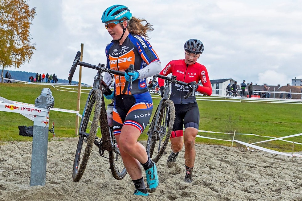 DUELL: NM i cyclocross på Spikketad kan fort bli et oppgjør mellom Elisabeth Sveum, som har vunnet NM tre ganger tidligere, og ungjenta Mie Bjørndal Ottestad (til høyre). Foto: Ola Morkan NM Cyclocross 2019 - Elisabeth Sveum og Mie Bjørndal Ottestad
