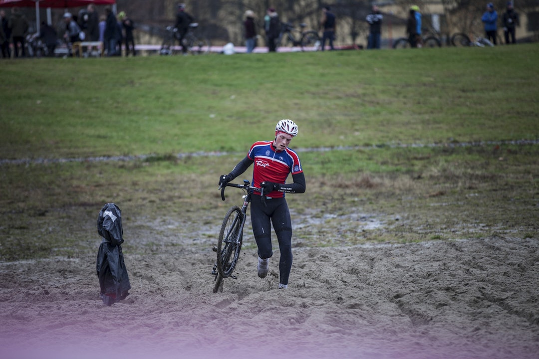 HVOR ER RULLA MI? Dag Julius Moe fra SK Rye slet både med å få i gang en god rulle, samt sandgropa. Den er med i år også. Foto: Arjan Boldingh. HVOR ER RULLA MI? Dag Julius Moe fra SK Rye slet både med å få i gang en god rulle, samt sandgropa. Den er med i år også. Foto: Arjan Boldingh.