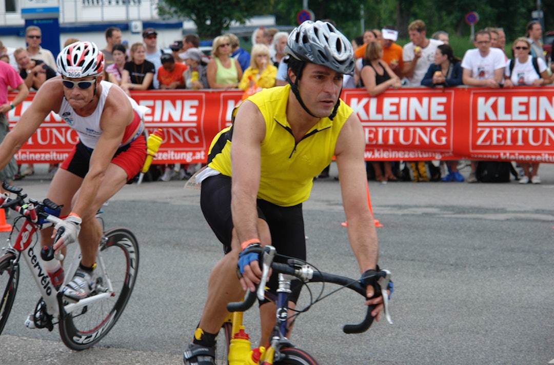 PÅ FELGEN: Det er dumt å møte veggen fordi du har valgt feil drivstoff. Fyll på med karbo underveis, anbefaler ernæringsfysiolog Karoline Skaara. Foto: Rakam Black Tired cyclist - CC Rakam Black 1400x924