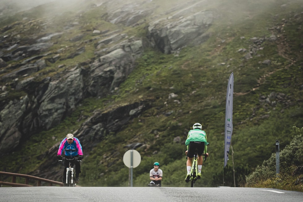 14 RUNDER: Everesterne måtte sykle opp og ned Trollstigen 14 ganger for å nå 8848 høydemeter. Ildsjelen bak eventen Jonas Orset (til høyre) var en av sju som fullførte. Foto: Kent Erik Harridsleff Everesting Trollstigen