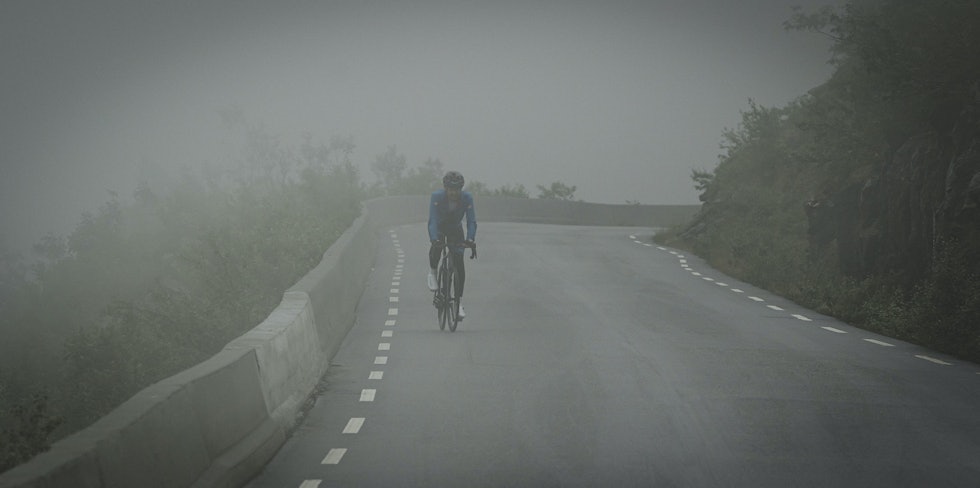 KREVENDE: Tåke, regn og kulde ga lørdagens everesting i Trollstigen en ekstra dimensjon. Her er Cato Innerdal på en av sine 16 runder på vei mot sine 10 489 høydemeter. Foto: Kent Erik Harridsleff Everesting Trollstigen
