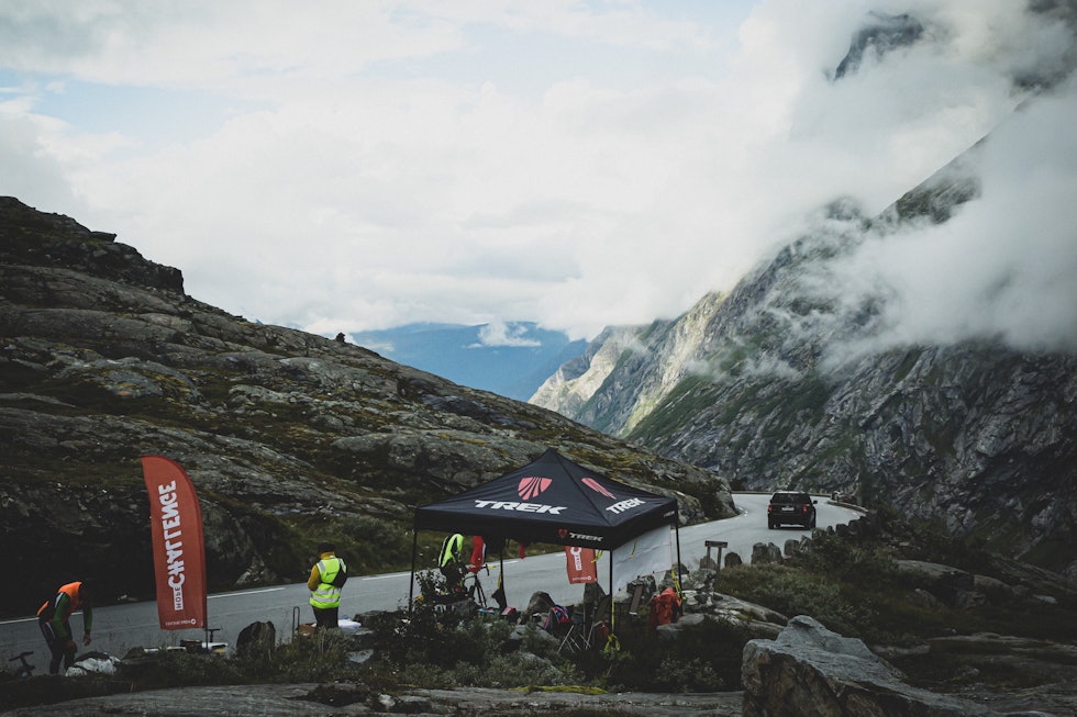 BASE CAMP: Like før vending ved utsiktspunktet i Trollstigen hadde Jonas Orset satt opp felles base camp for everesterne og støtteapparat. Foto: Kent Erik Harridsleff Everesting Trollstigen