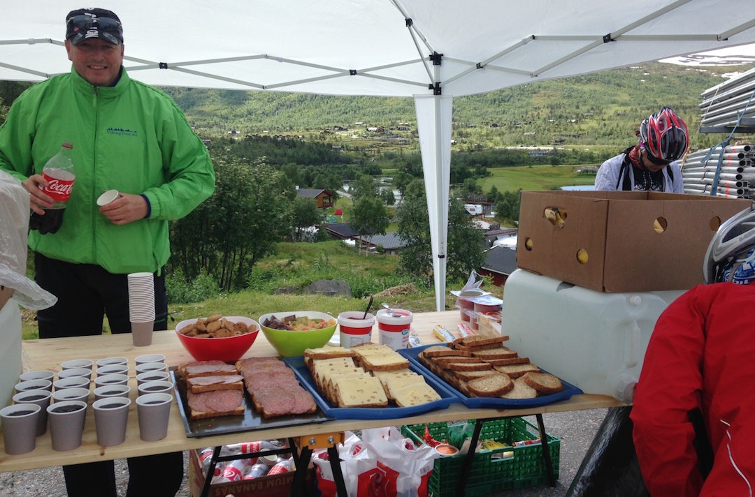 Og hvem kan glemme matstasjonene? De var daglige hødyepunkter. Med smil og SEIGMENN. Foto: Ingeborg Scheve food station - Scheve 1400x924