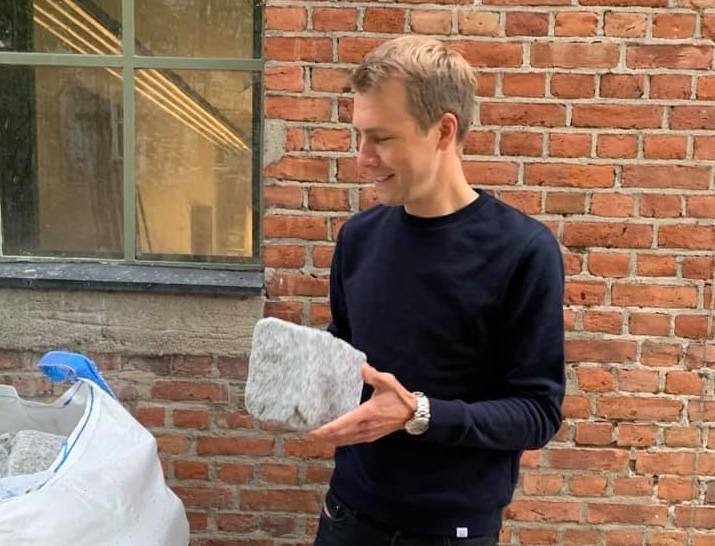 ØVER SEG: Edvald var med på å legge brostein i butikken, og øvet seg samtidig på å løfte Paris-Roubaix troféet. Foto: Henrik Orre. Edvald-Boasson-Hagen-Brostein