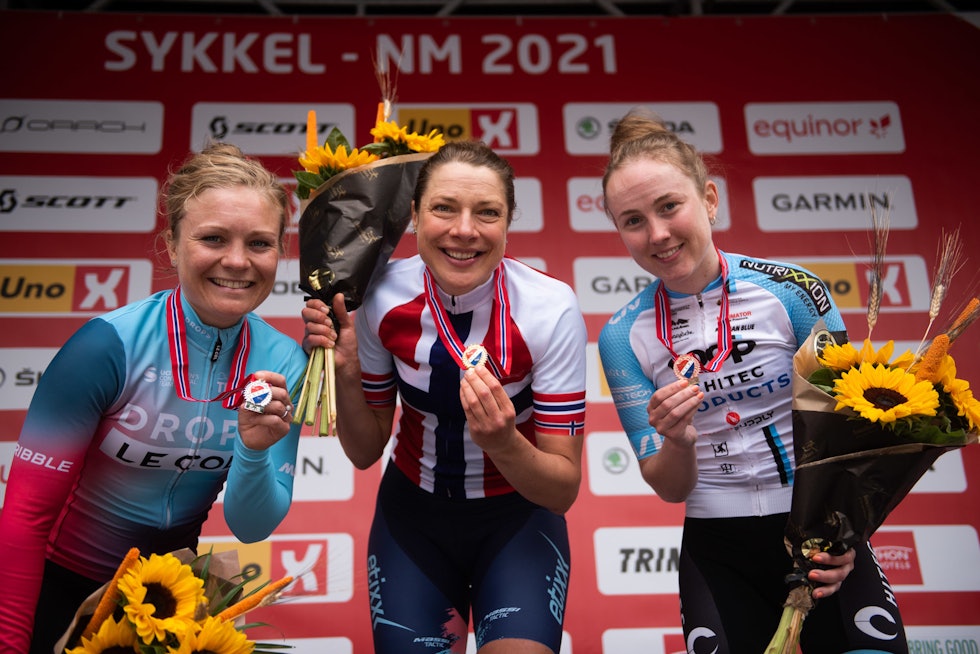 PALLEN: Fra venstre: Emilie Moberg, sølv, Vita Heine, gull, Ingvild Gåskjenn, bronse. Foto: Henrik Alpers. Emilie-Moberg-3