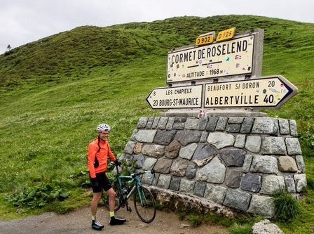 OPP: Før lange utforbakker er de lurt å brette opp luebremmen (Foto: Frank Solberg OPP: Før lange utforbakker er de lurt å brette opp luebremmen (Foto: Frank Solberg