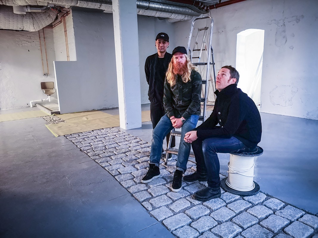 KLARE: «Anki», Jonas Strømberg og Henrik Orre, under oppussing av lokalet. The Service Course Oslo