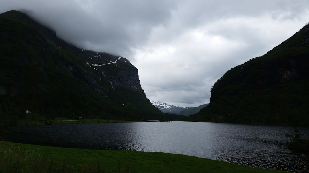 Langs Granvinvannet. Foto: Kent Murdoch Granvinvannet Kent 1400x